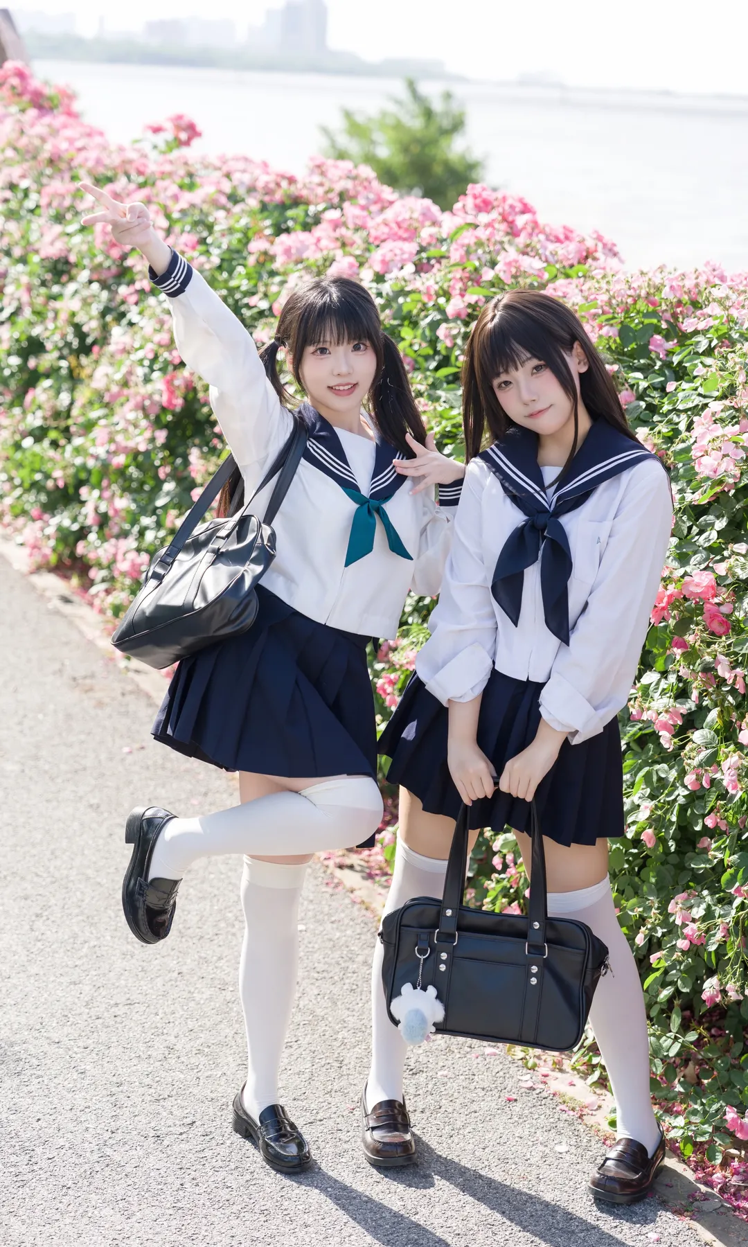 双子JK制服写真，白丝与花墙的夏日氛围感 - 第 1 张