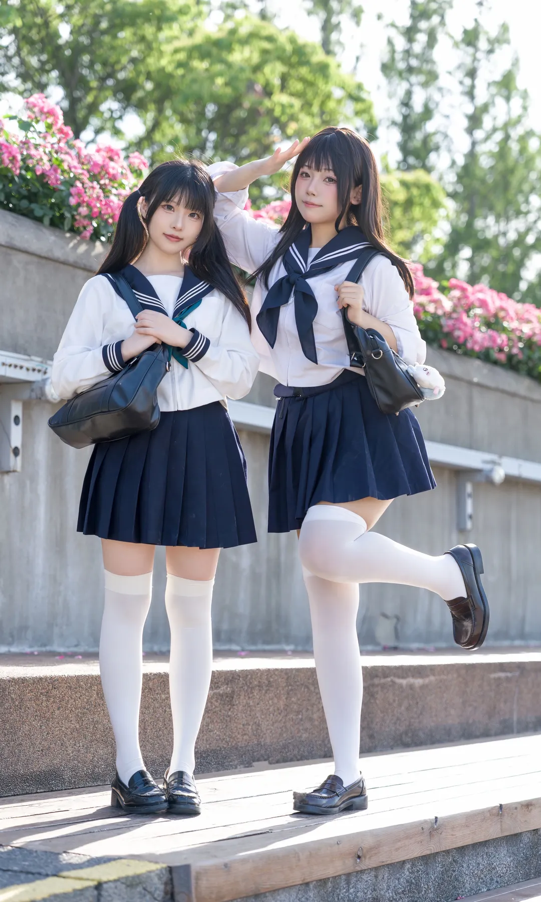双子JK制服写真，白丝与花墙的夏日氛围感 - 第 2 张