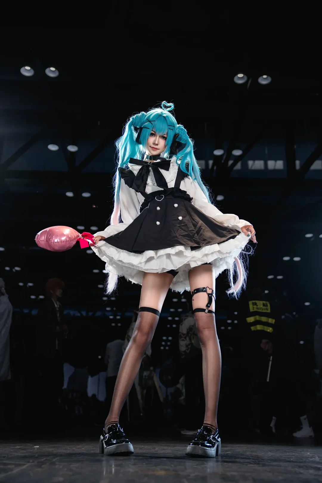 【初音未來cos】地雷系穿搭與黑絲腿環的漫展場照心得 - 第 1 張