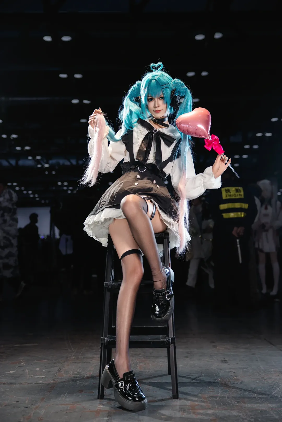 【初音未來cos】地雷系穿搭與黑絲腿環的漫展場照心得 - 第 2 張
