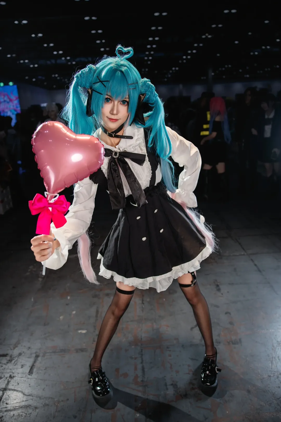 【初音未來cos】地雷系穿搭與黑絲腿環的漫展場照心得 - 第 3 張