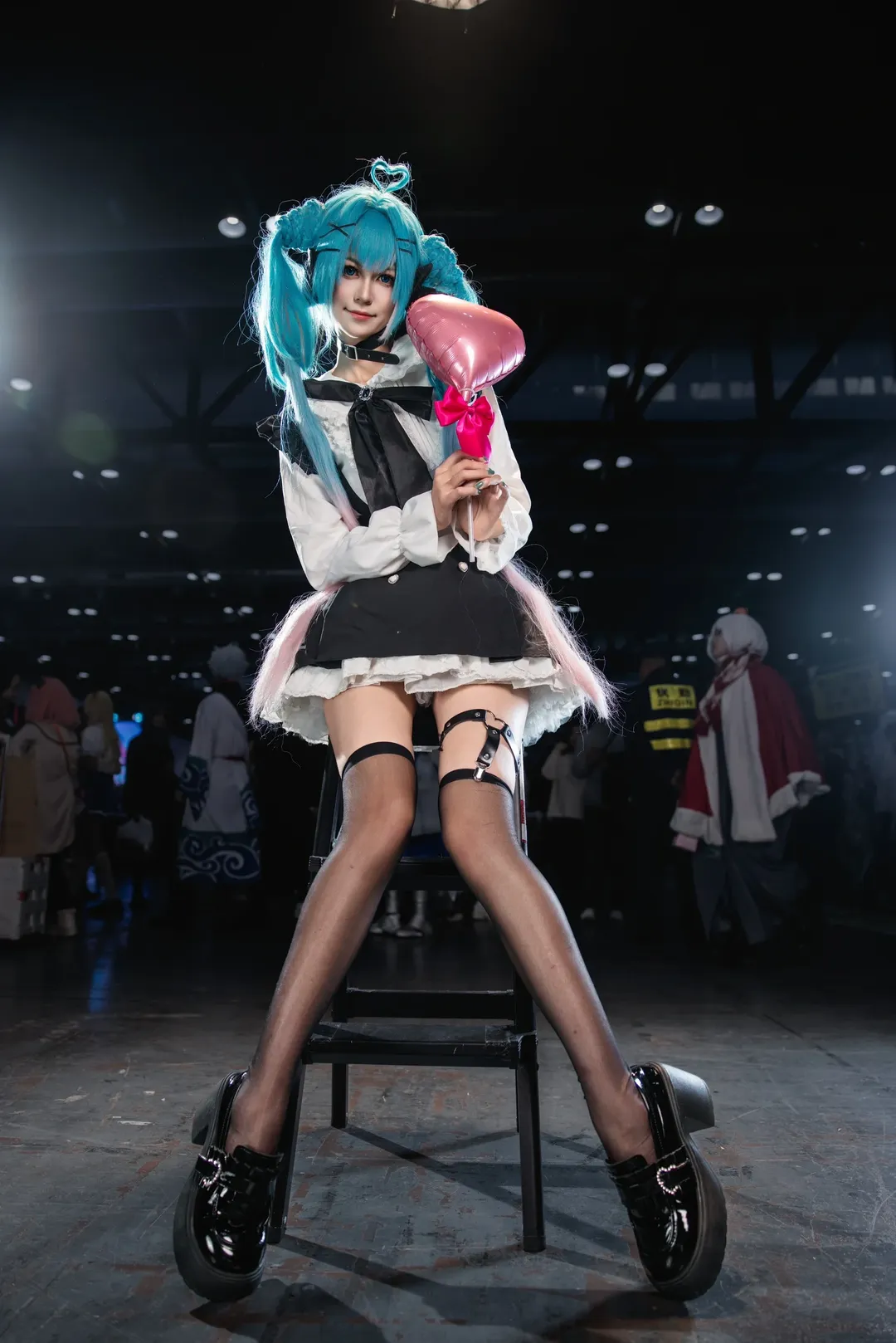 【初音未來cos】地雷系穿搭與黑絲腿環的漫展場照心得 - 第 4 張