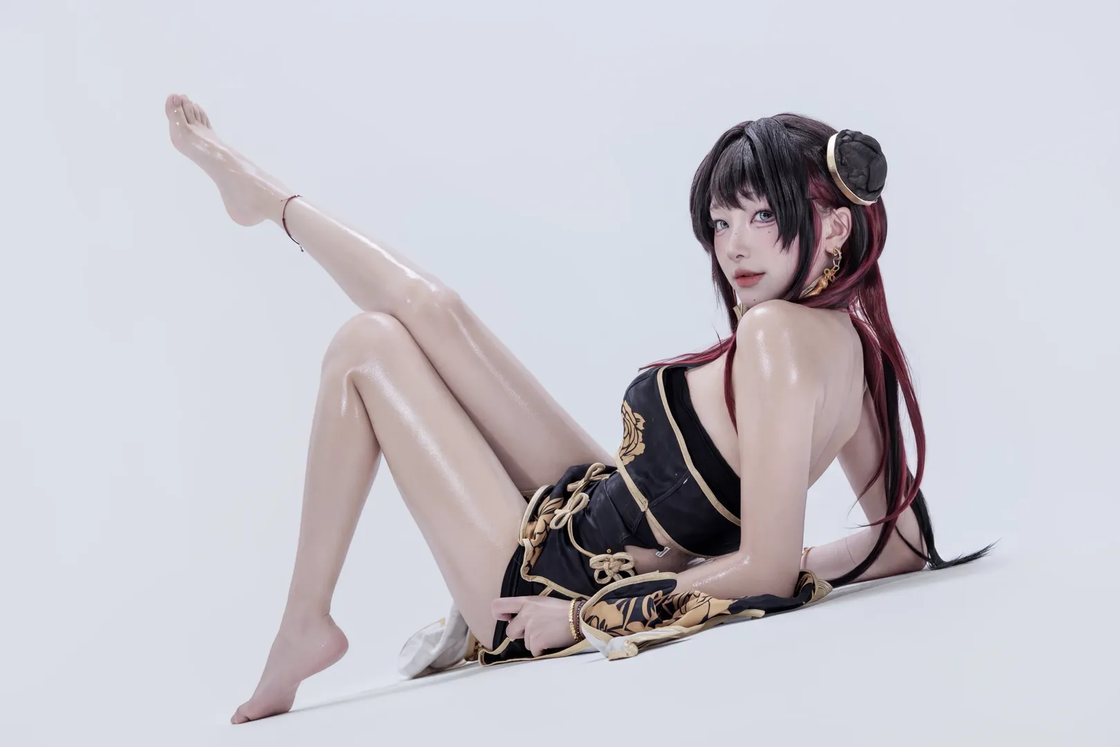 【牡丹cos】胜利女神nikke白棚拍摄，黑金旗袍诠释国风魅力 - 第 1 张