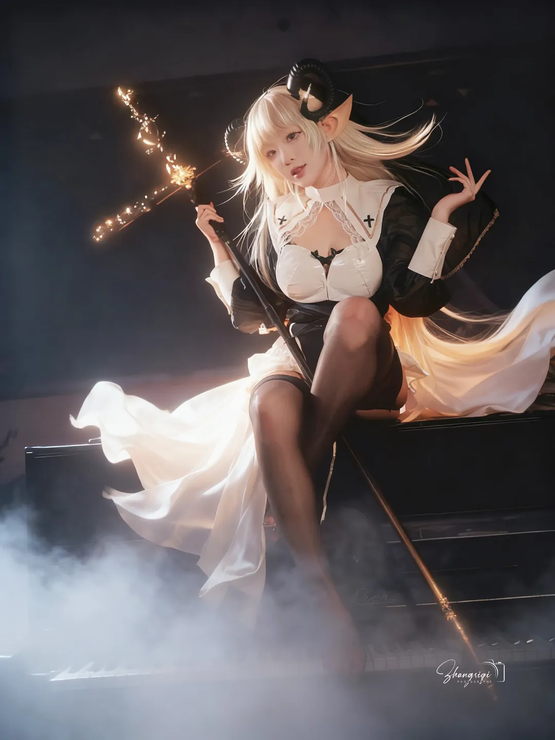 暗黑修女与魔女风cos，教室涂鸦与钢琴上的暗夜幻想 - 第 6 张