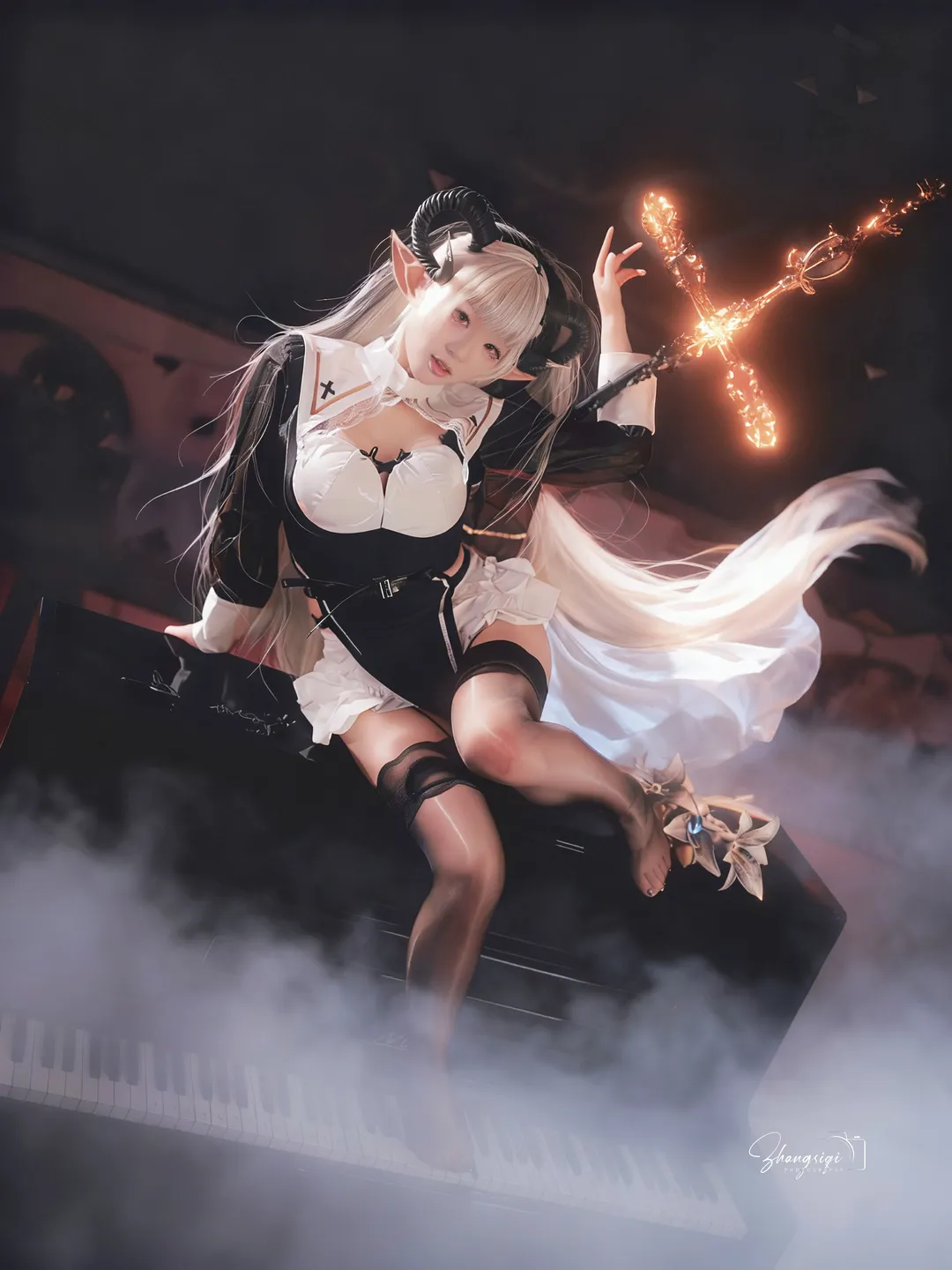 暗黑修女与魔女风cos，教室涂鸦与钢琴上的暗夜幻想 - 第 7 张