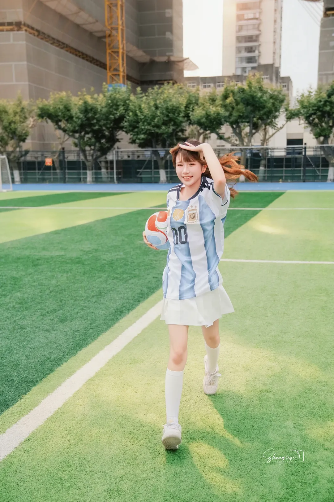 绿茵场上的Blokecore穿搭，10号球衣足球少女写真 - 第 13 张