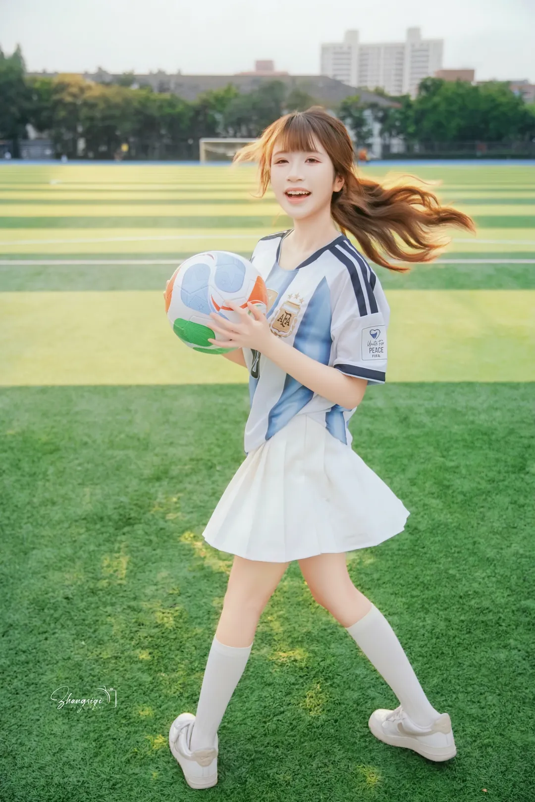 绿茵场上的Blokecore穿搭，10号球衣足球少女写真 - 第 14 张