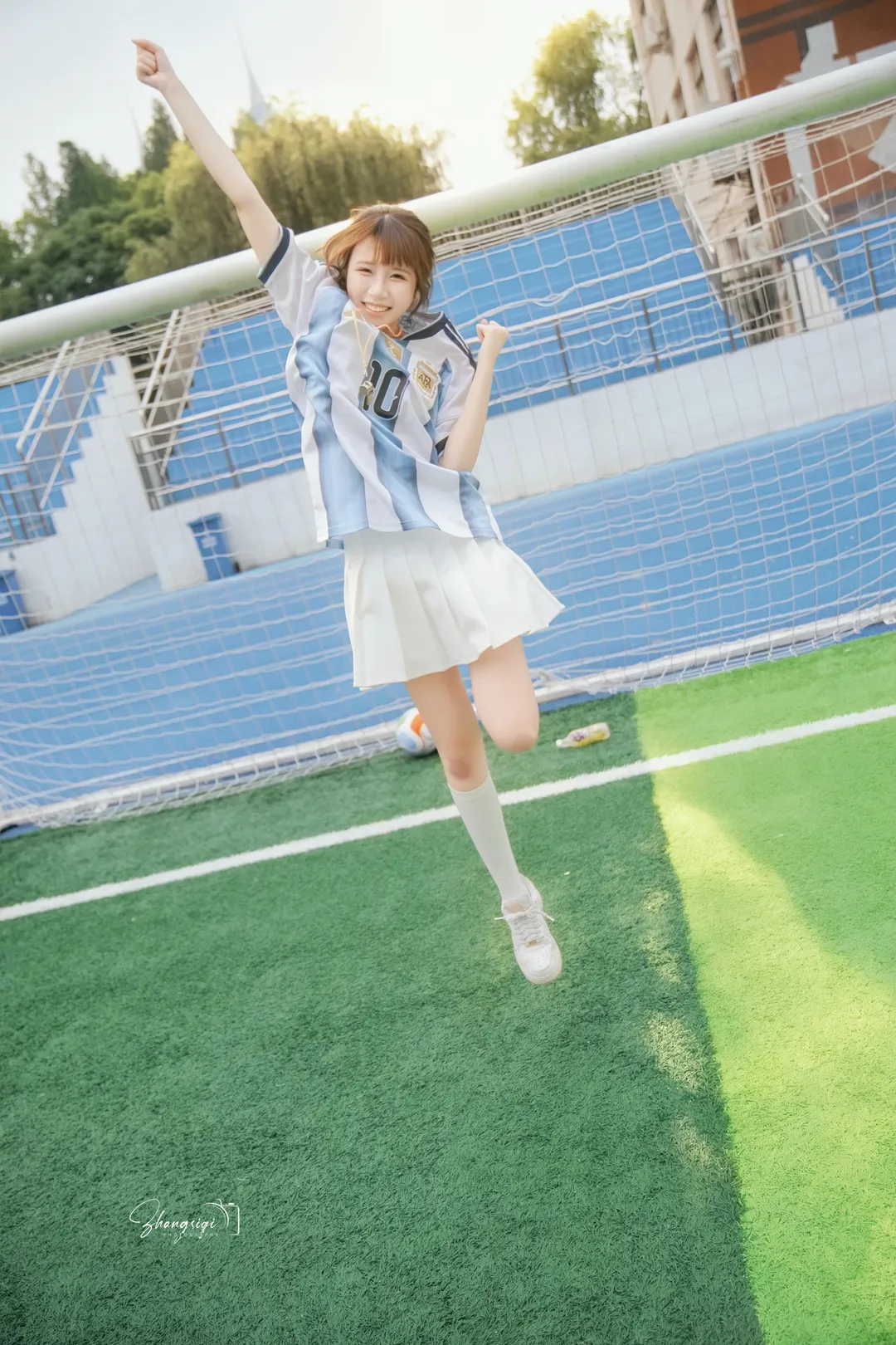 绿茵场上的Blokecore穿搭，10号球衣足球少女写真 - 第 9 张