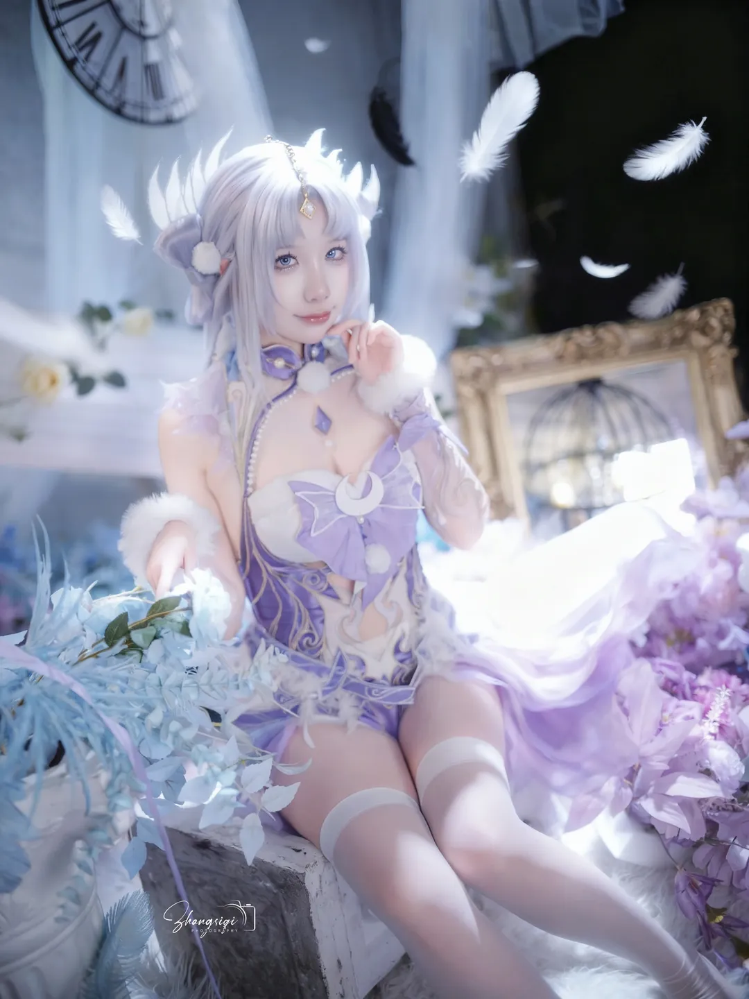紫調精靈Cosplay，復古鐘錶與羽毛交織的夢幻棚拍 - 第 1 張