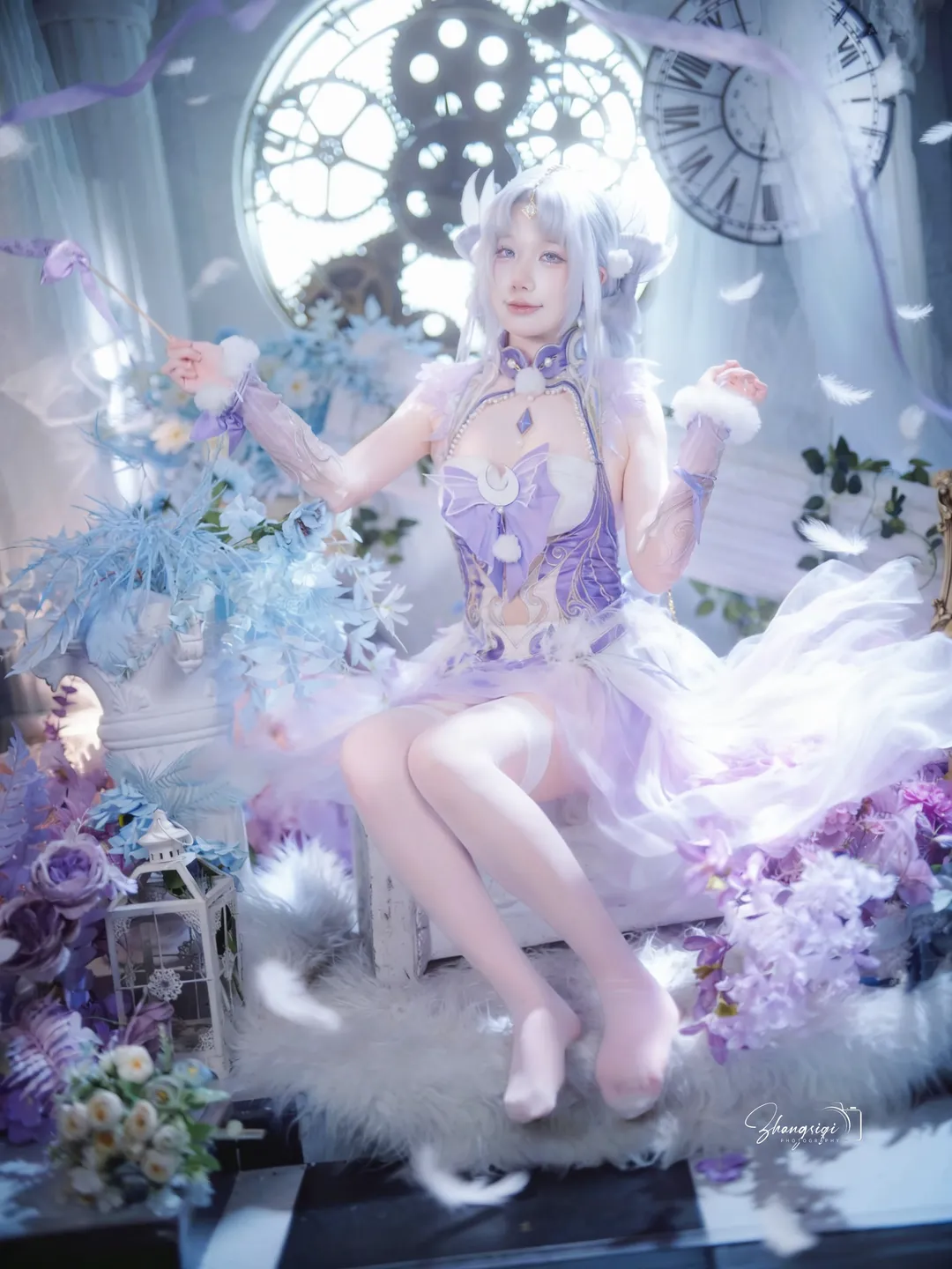 紫調精靈Cosplay，復古鐘錶與羽毛交織的夢幻棚拍 - 第 10 張