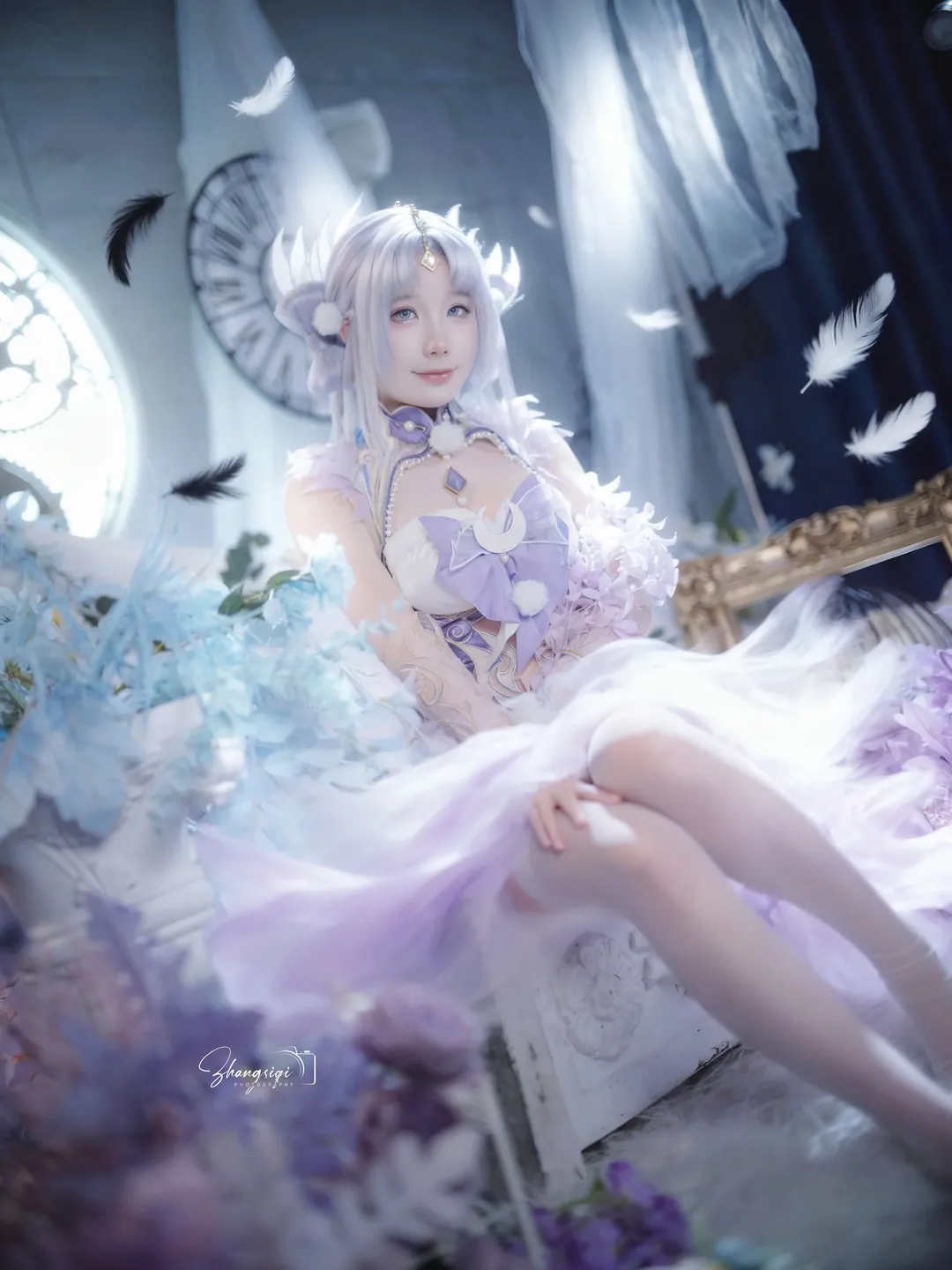 紫調精靈Cosplay，復古鐘錶與羽毛交織的夢幻棚拍 - 第 2 張