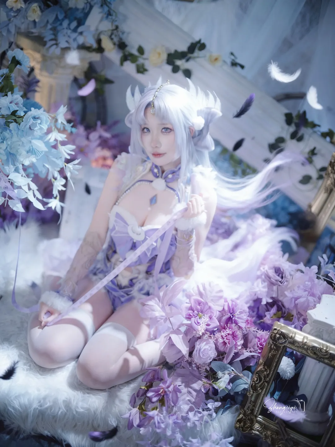 紫調精靈Cosplay，復古鐘錶與羽毛交織的夢幻棚拍 - 第 3 張
