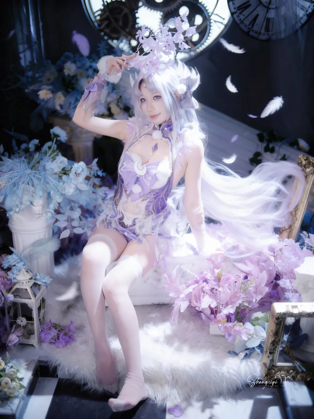 紫調精靈Cosplay，復古鐘錶與羽毛交織的夢幻棚拍 - 第 4 張