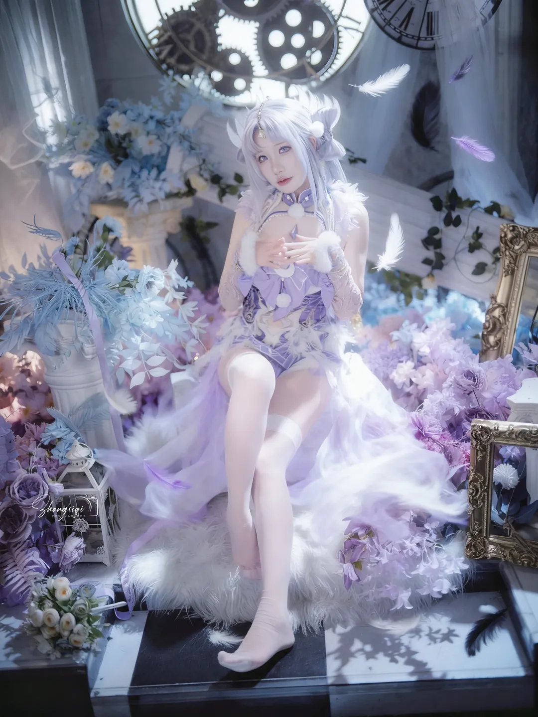 紫調精靈Cosplay，復古鐘錶與羽毛交織的夢幻棚拍 - 第 5 張