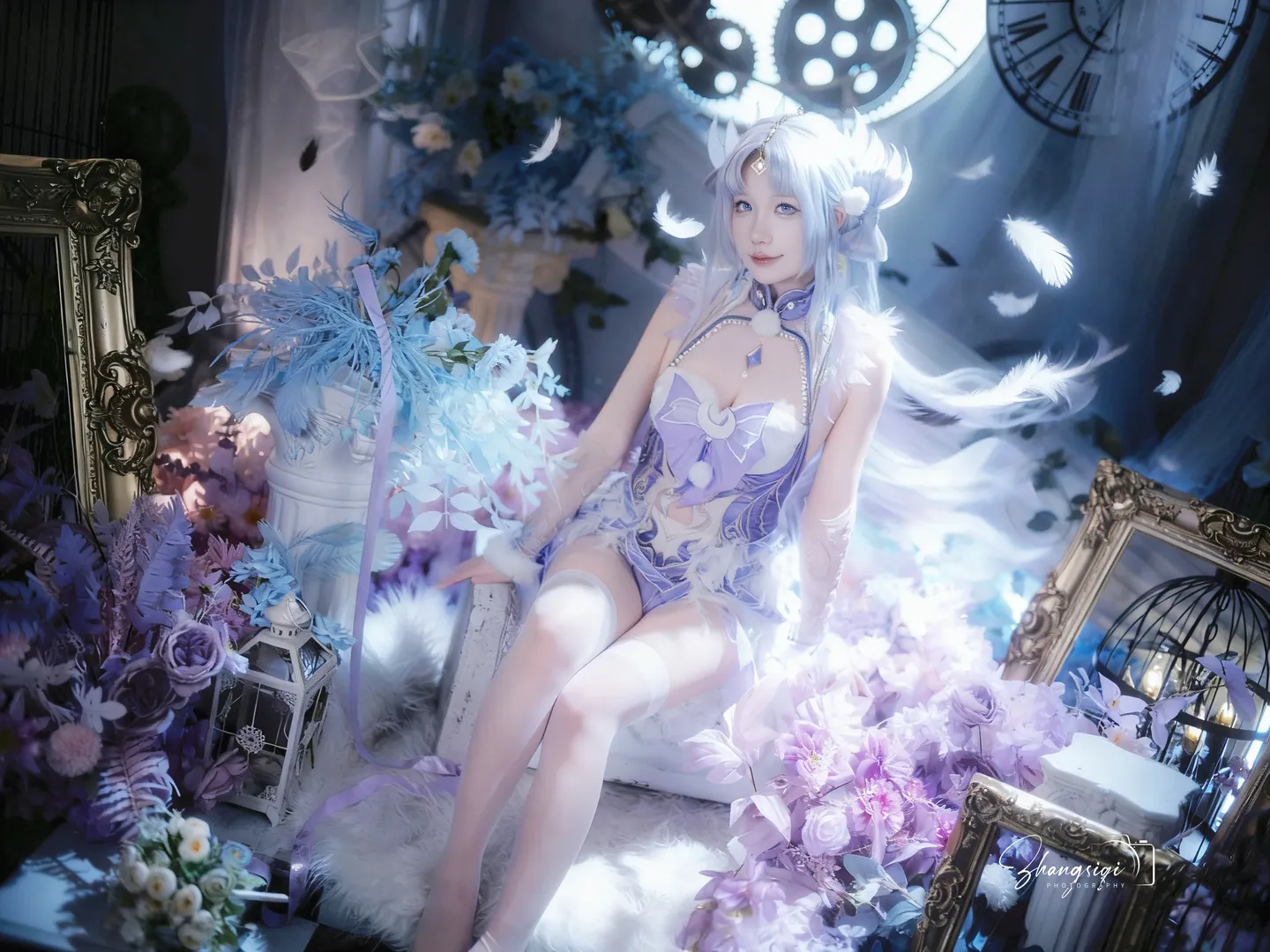 紫調精靈Cosplay，復古鐘錶與羽毛交織的夢幻棚拍 - 第 6 張