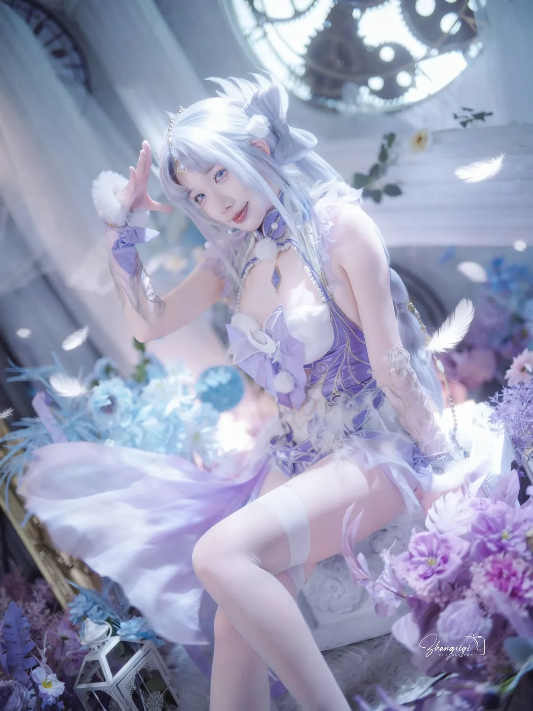 紫調精靈Cosplay，復古鐘錶與羽毛交織的夢幻棚拍 - 第 7 張