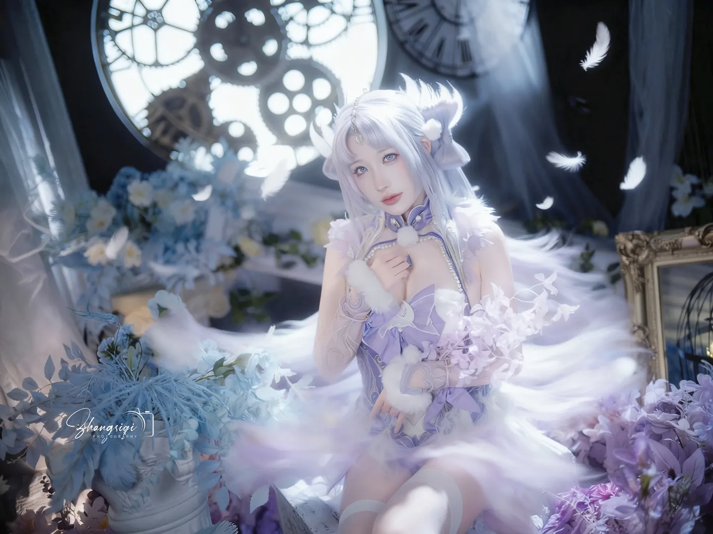 紫調精靈Cosplay，復古鐘錶與羽毛交織的夢幻棚拍 - 第 8 張