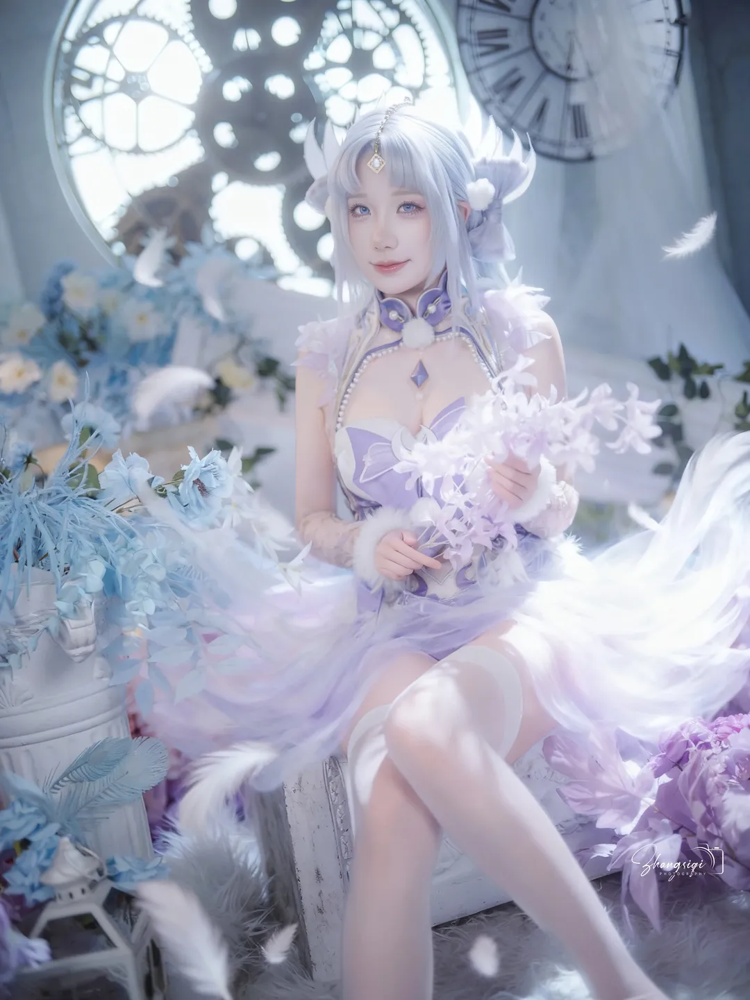 紫調精靈Cosplay，復古鐘錶與羽毛交織的夢幻棚拍 - 第 9 張