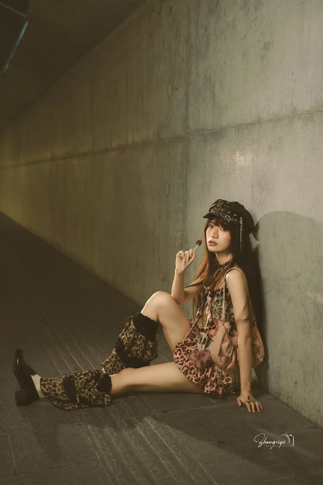 千禧辣妹復古豹紋穿搭，地下車庫的膠片氛圍感 - 第 9 張