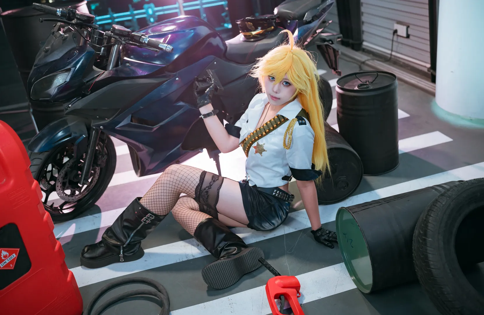 吊帶襪天使cos 機車制服與霓虹燈下的酷颯風格 - 第 1 張