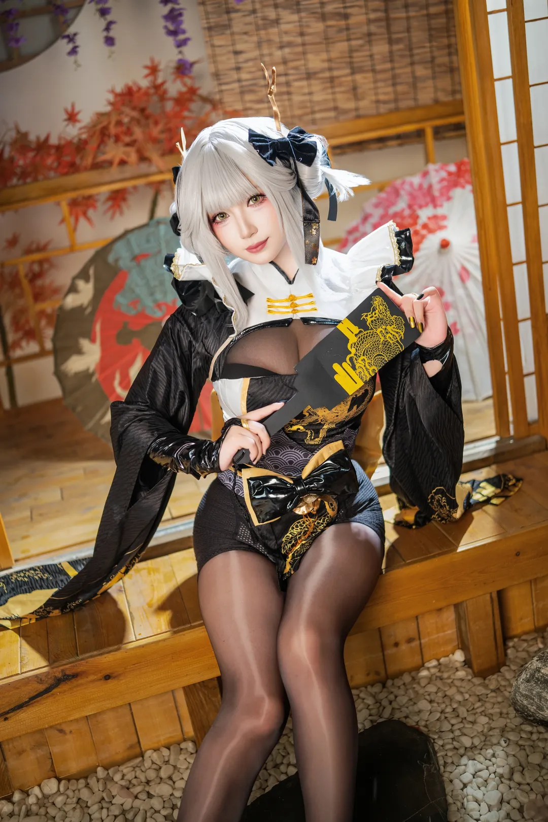 【白兔布兰儿cos】Nikke 胜利女神 - 在庭院中展现黑金的和风美学 - 第 1 张