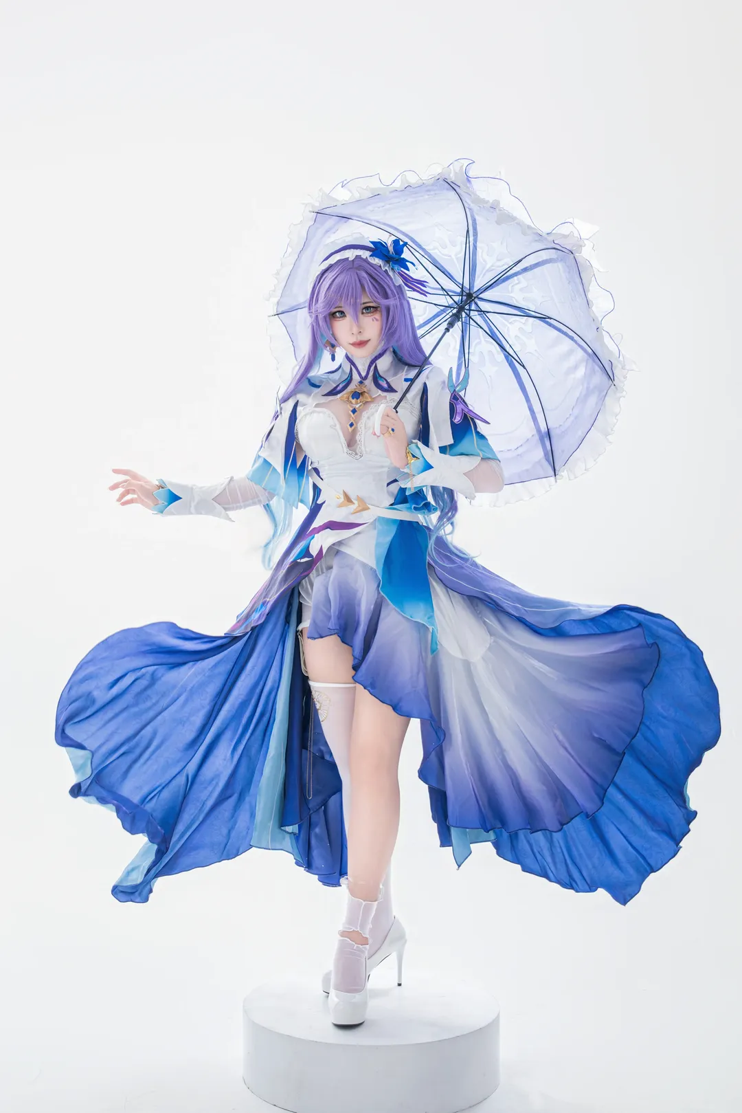 【坎特蕾拉cos】鳴潮夜鷺，藍白漸變裙襬與半透明洋傘的優雅碰撞 - 第 1 張