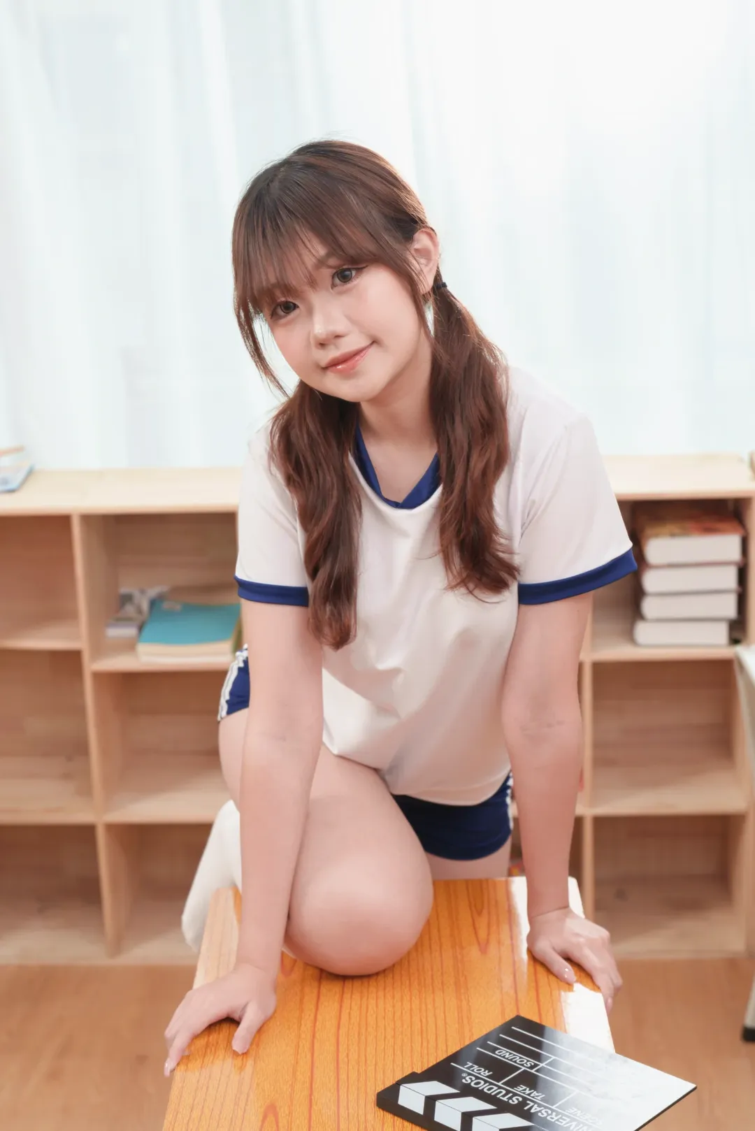 日系运动服少女的教室时光 - 第 1 张
