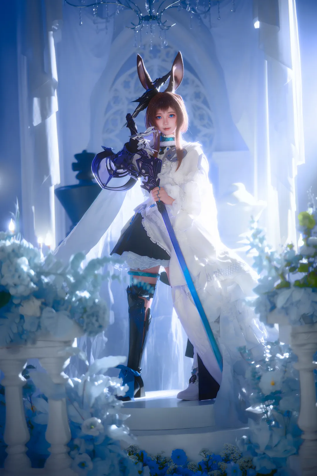 【阿米娅cos】明日方舟兔耳少女化身黑马骑士，白色圣殿里的幽蓝魔法 - 第 4 张
