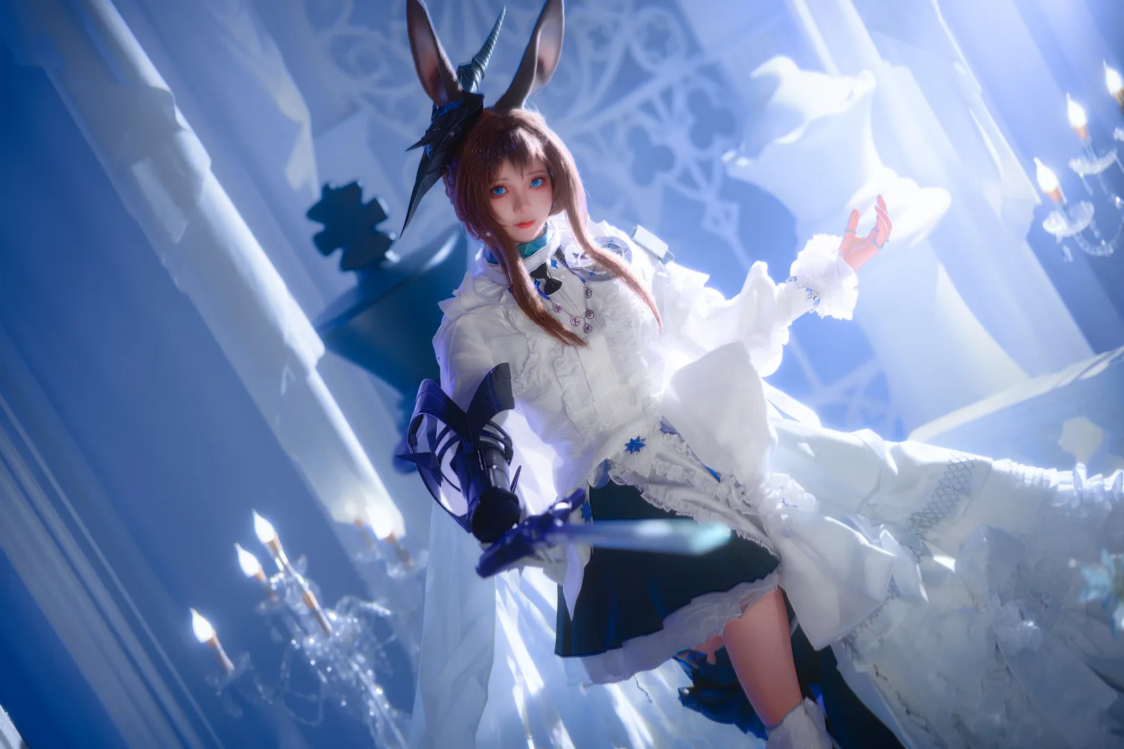 【阿米娅cos】明日方舟兔耳少女化身黑马骑士，白色圣殿里的幽蓝魔法 - 第 5 张
