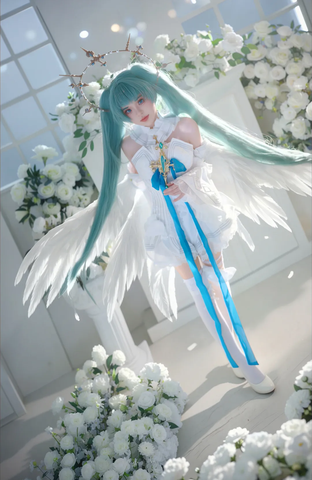 【初音未来cos】天使初音，白翼与蓝丝带的圣洁感 - 第 6 张