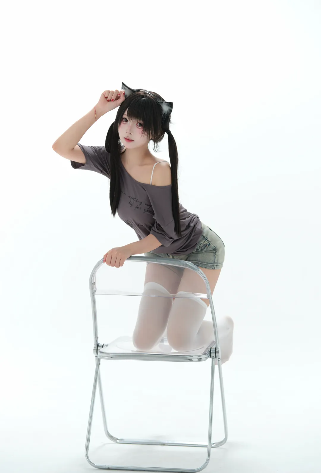 貓耳雙馬尾與白絲過膝襪，純白影棚裡的日系宅女風 - 第 1 張