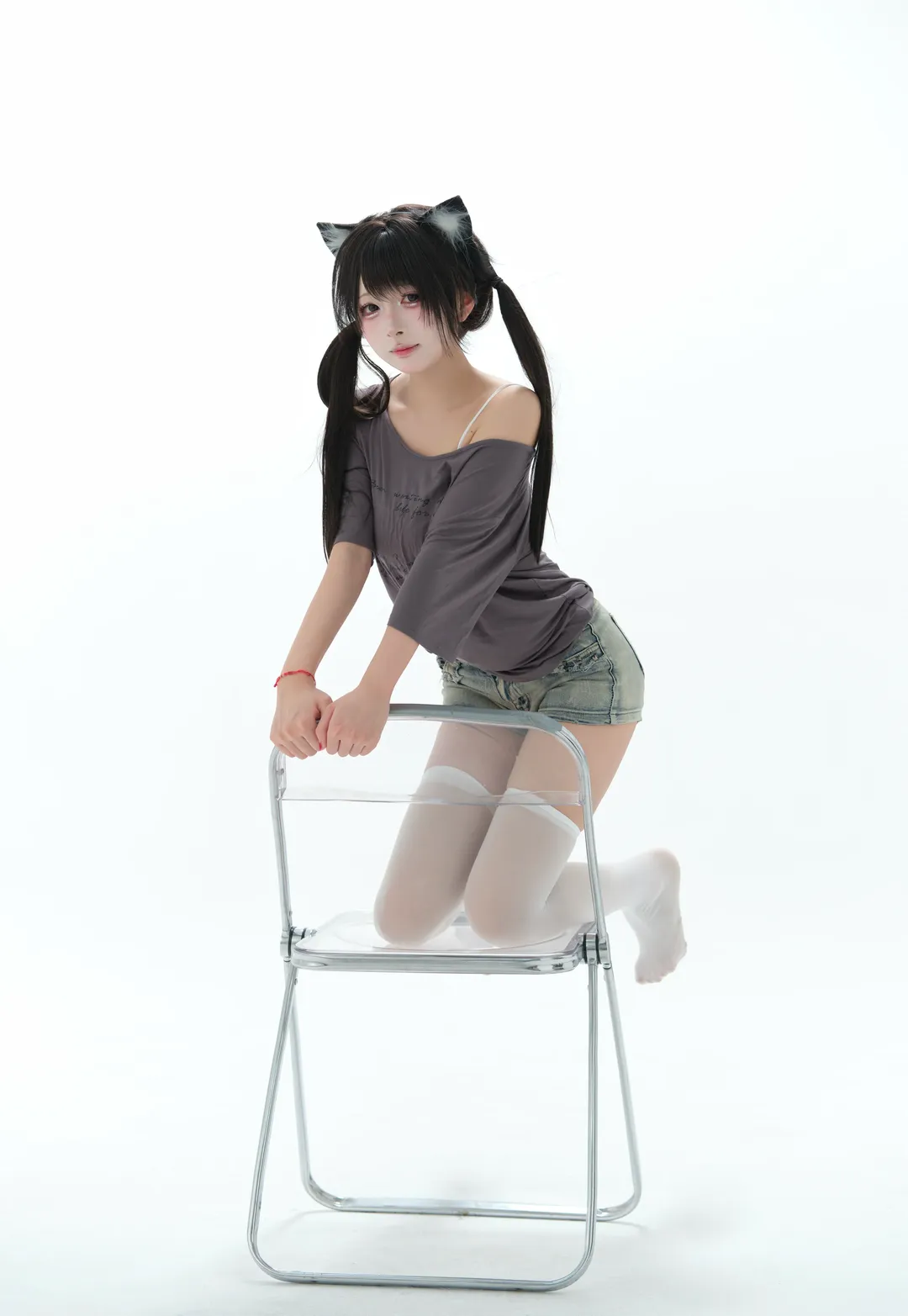 貓耳雙馬尾與白絲過膝襪，純白影棚裡的日系宅女風 - 第 3 張