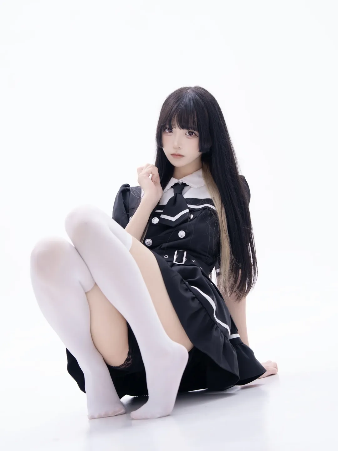 白棚光影下的黑白制服少女 - 第 2 张