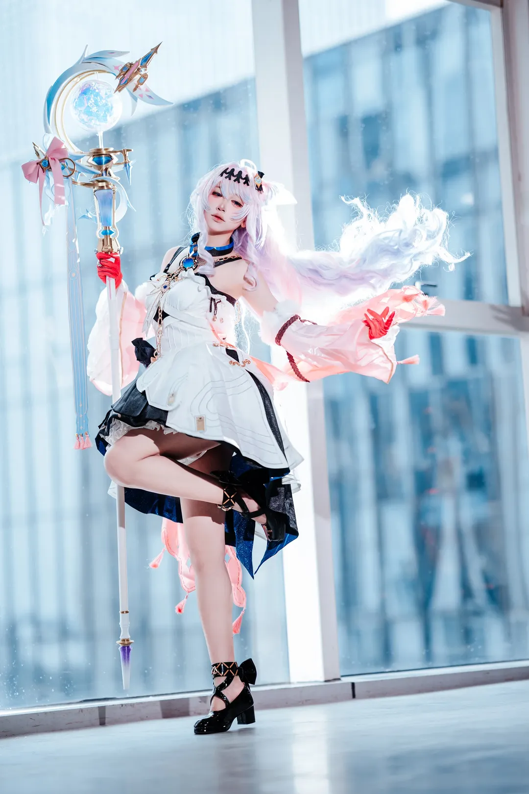 【达妮娅cos】鸣潮粉白魔法师亮相萤火虫漫展 - 第 7 张