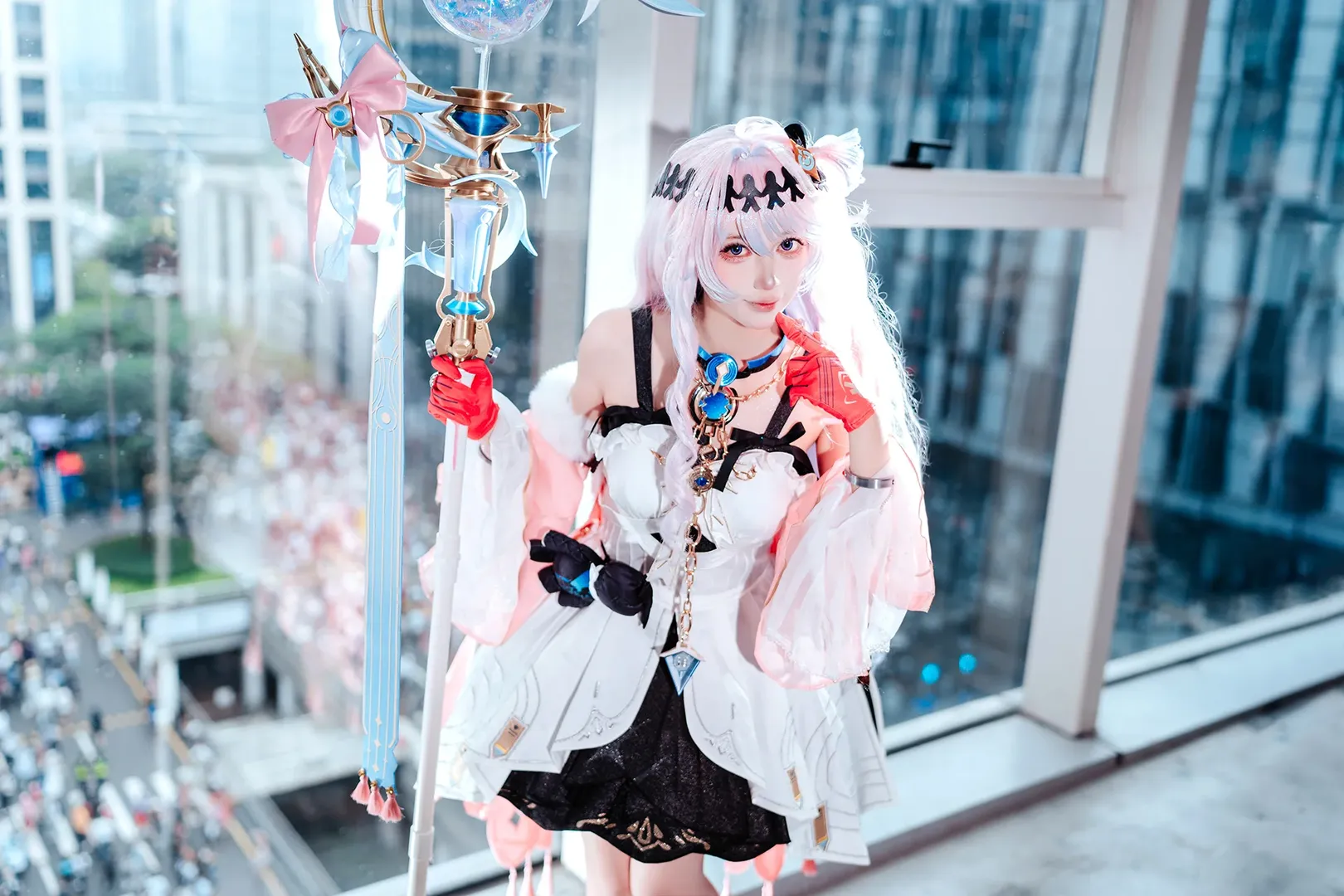 【达妮娅cos】鸣潮粉白魔法师亮相萤火虫漫展 - 第 8 张