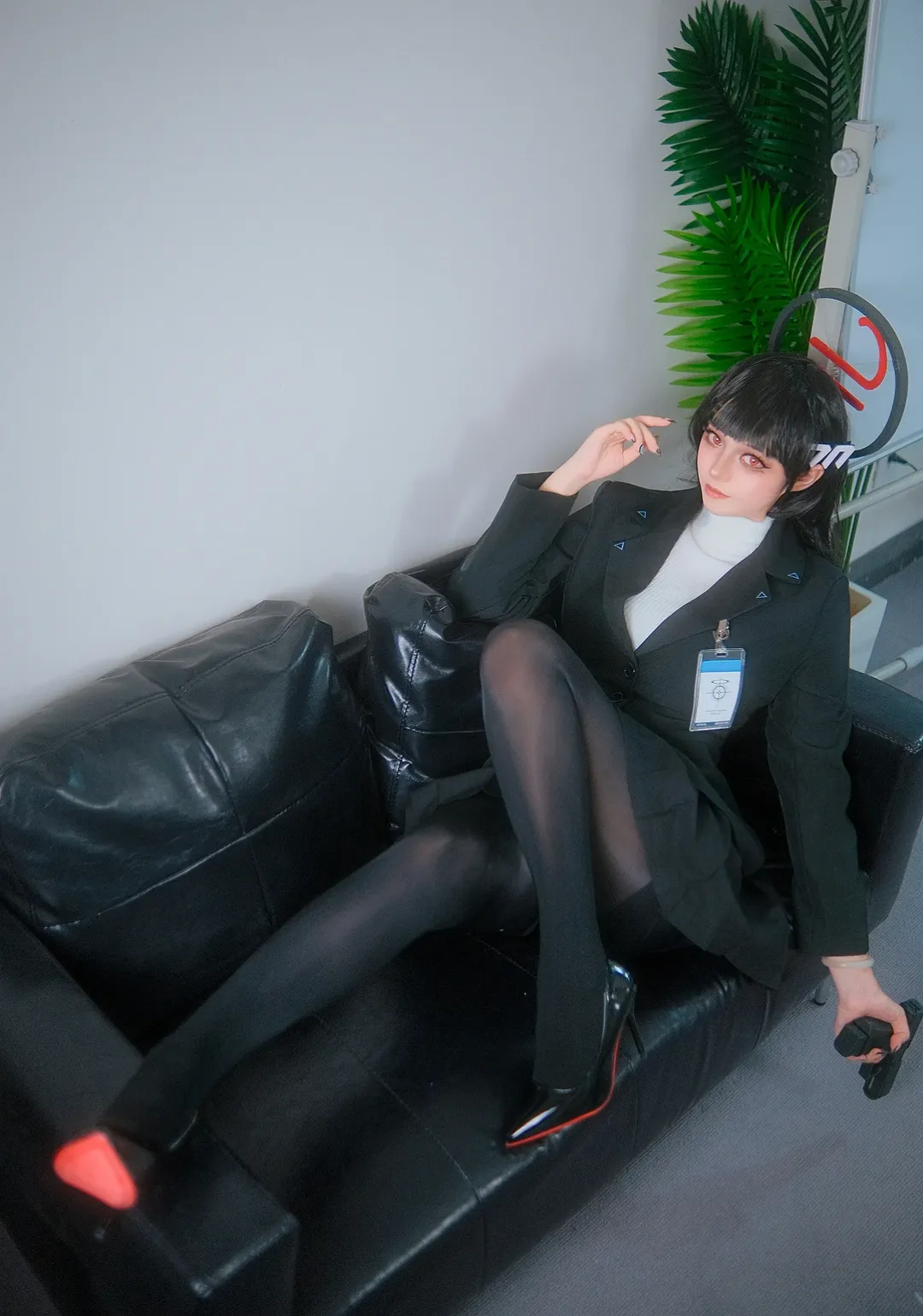 【调月莉音cos】碧蓝档案：白毛衣与黑丝的休闲时刻 - 第 2 张