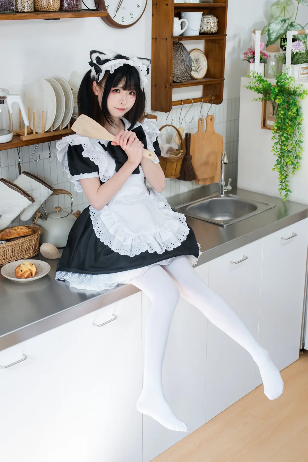 厨房里的猫耳女仆，这套白丝打扮真的很有反差感 - 第 1 张