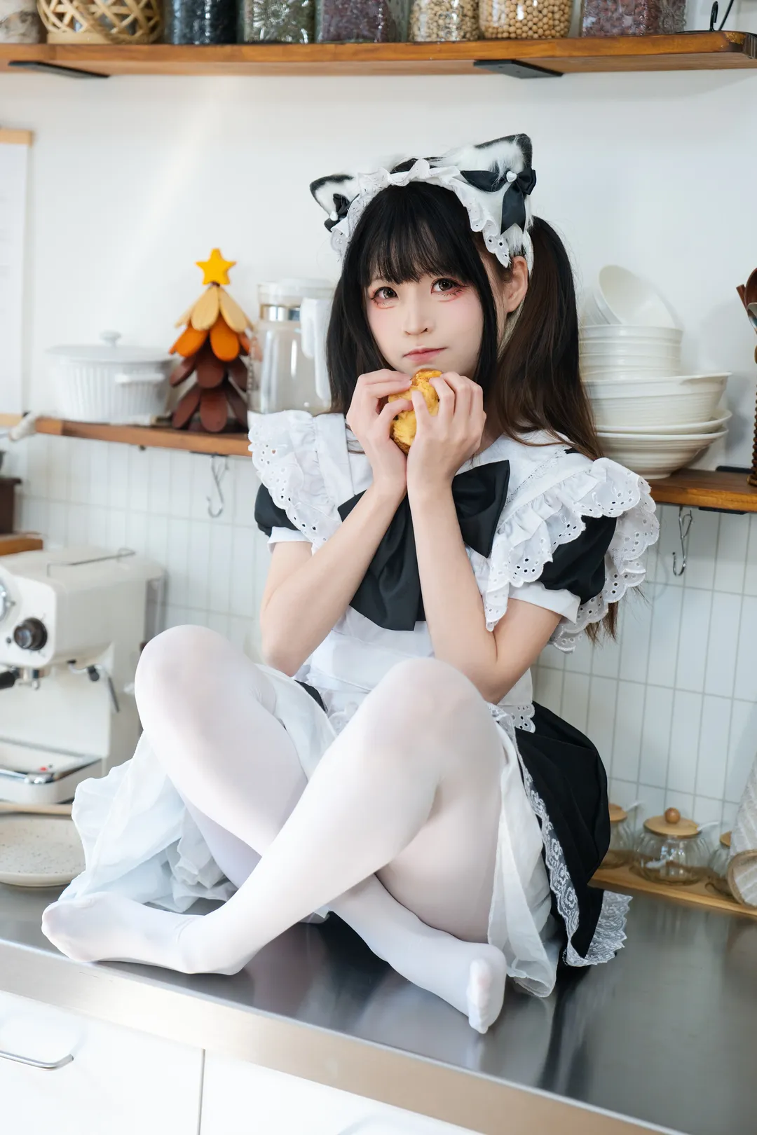 厨房里的猫耳女仆，这套白丝打扮真的很有反差感 - 第 2 张