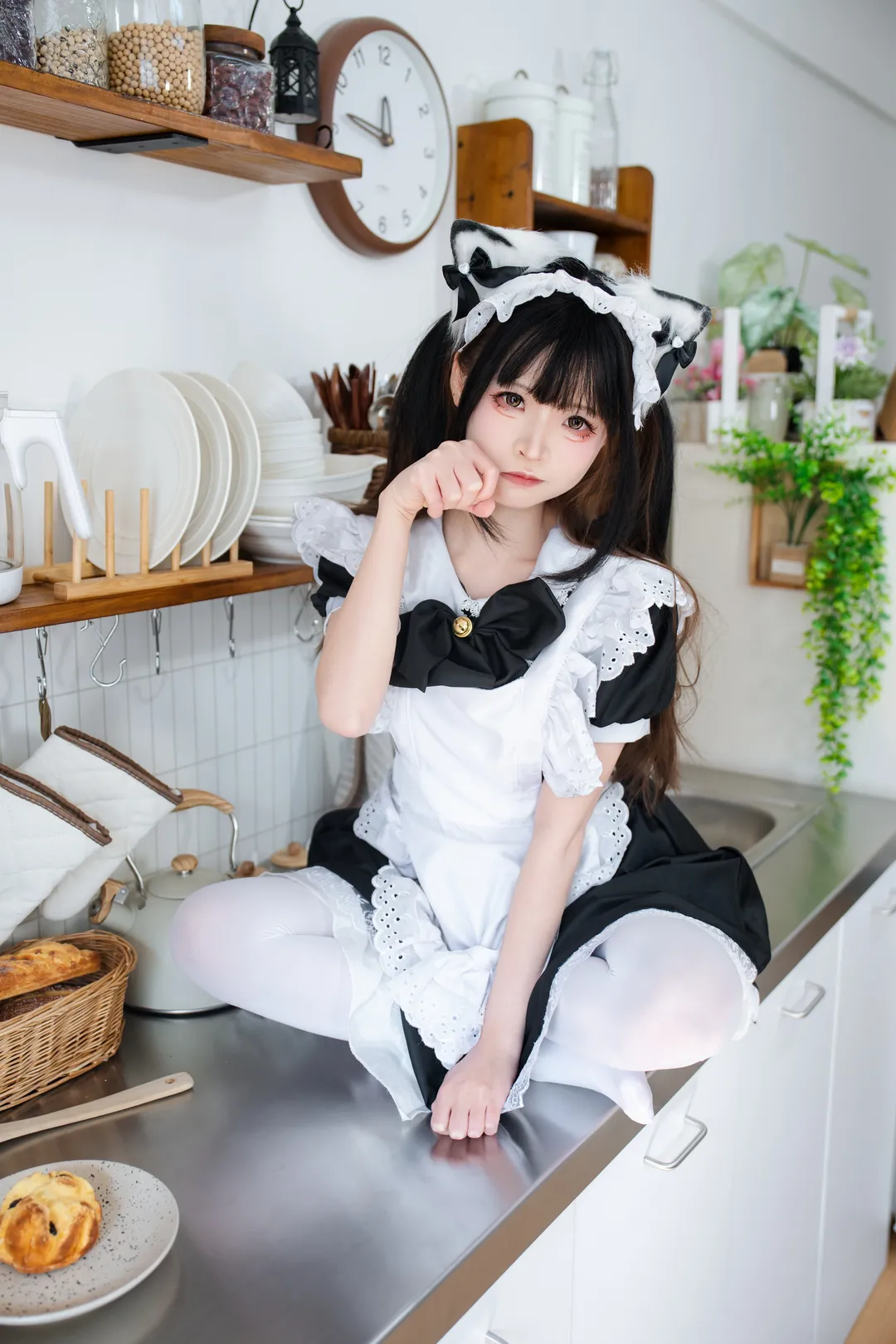 厨房里的猫耳女仆，这套白丝打扮真的很有反差感 - 第 5 张