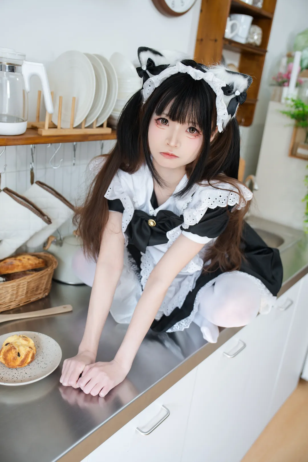 厨房里的猫耳女仆，这套白丝打扮真的很有反差感 - 第 6 张