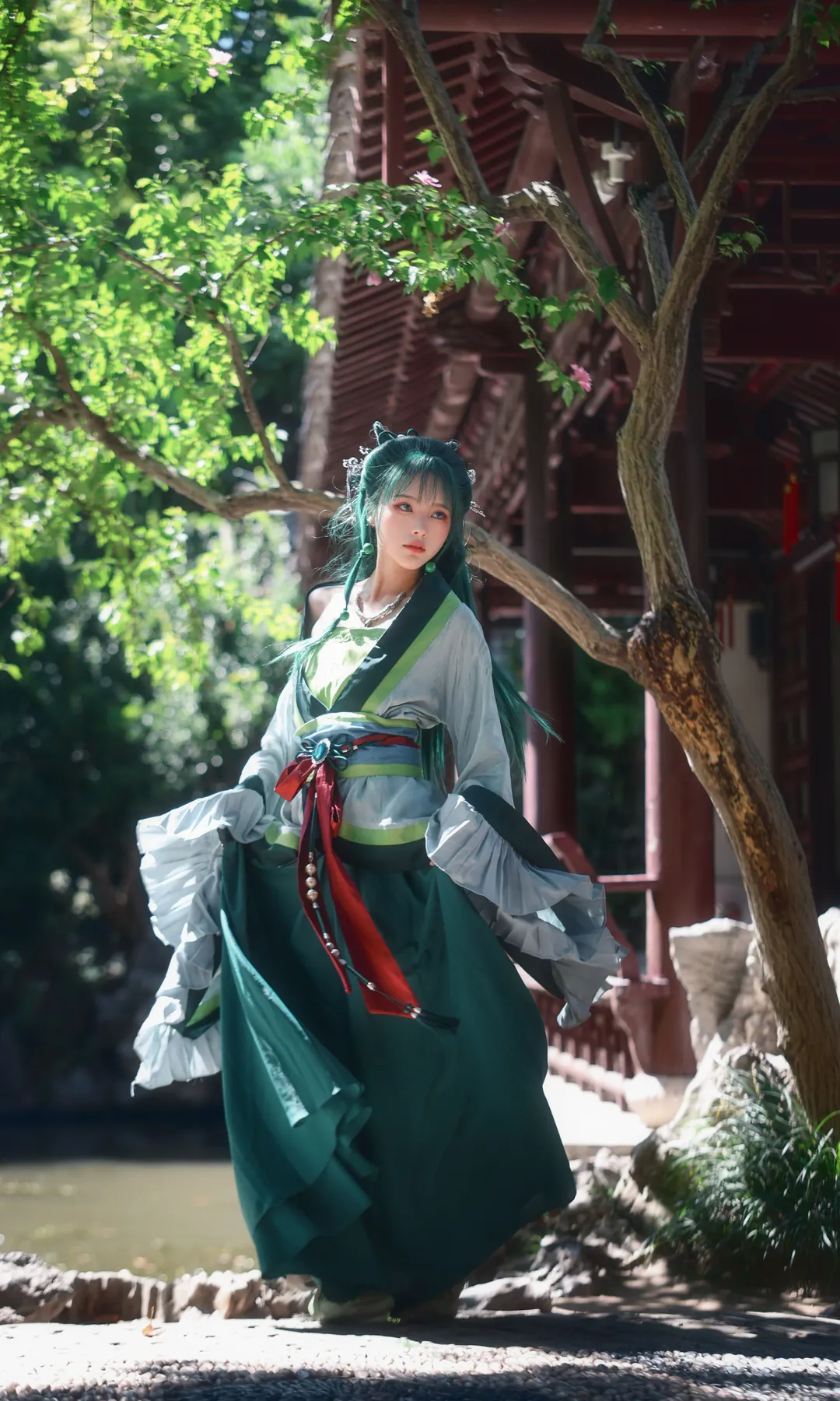 【猫猫cos】药屋少女的呢喃，捕捉园林光影中的灵动瞬间 - 第 1 张