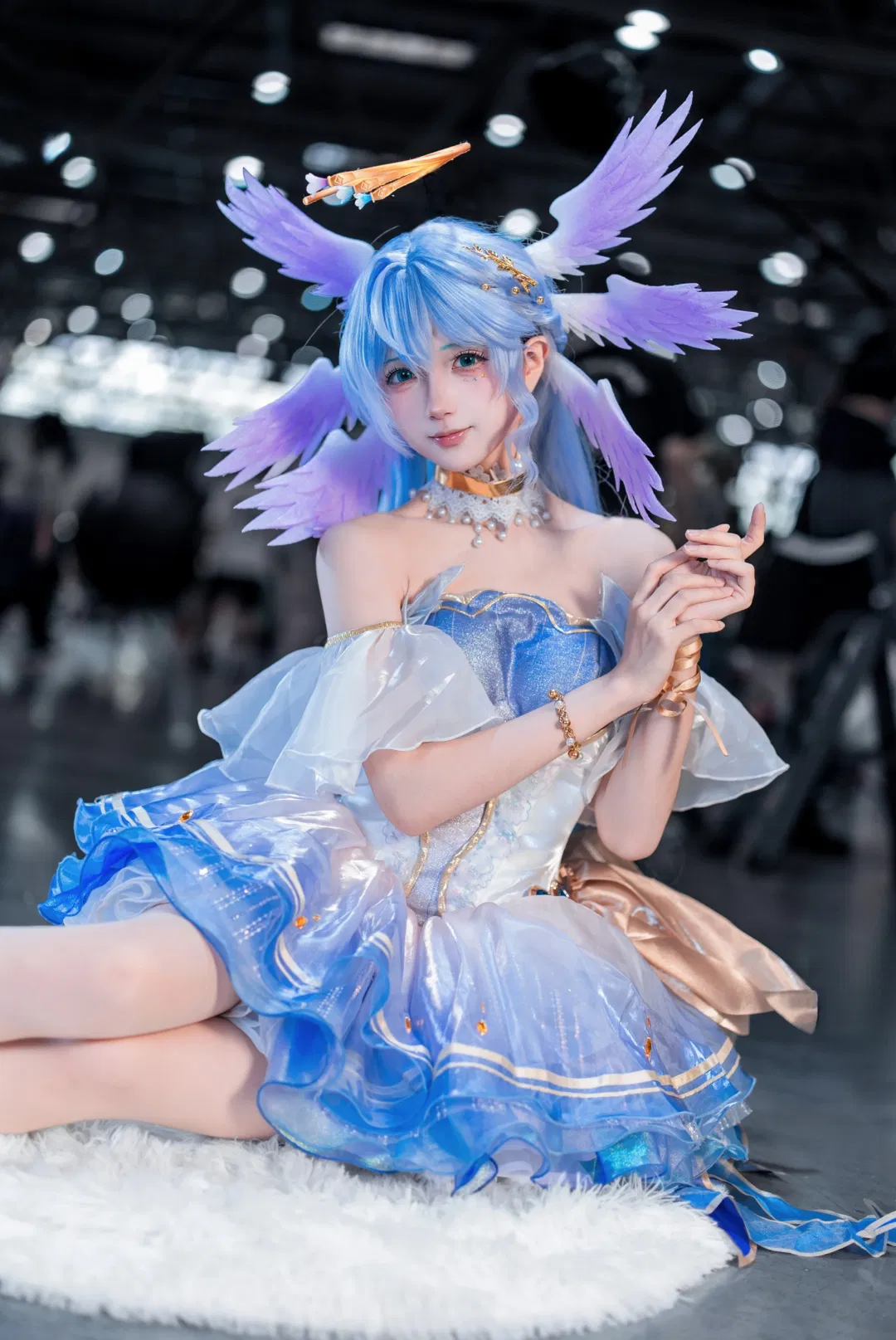 【知更鳥cos】聖心詠歎調漫展場照，藍白紗裙的夢幻呈現 - 第 1 張