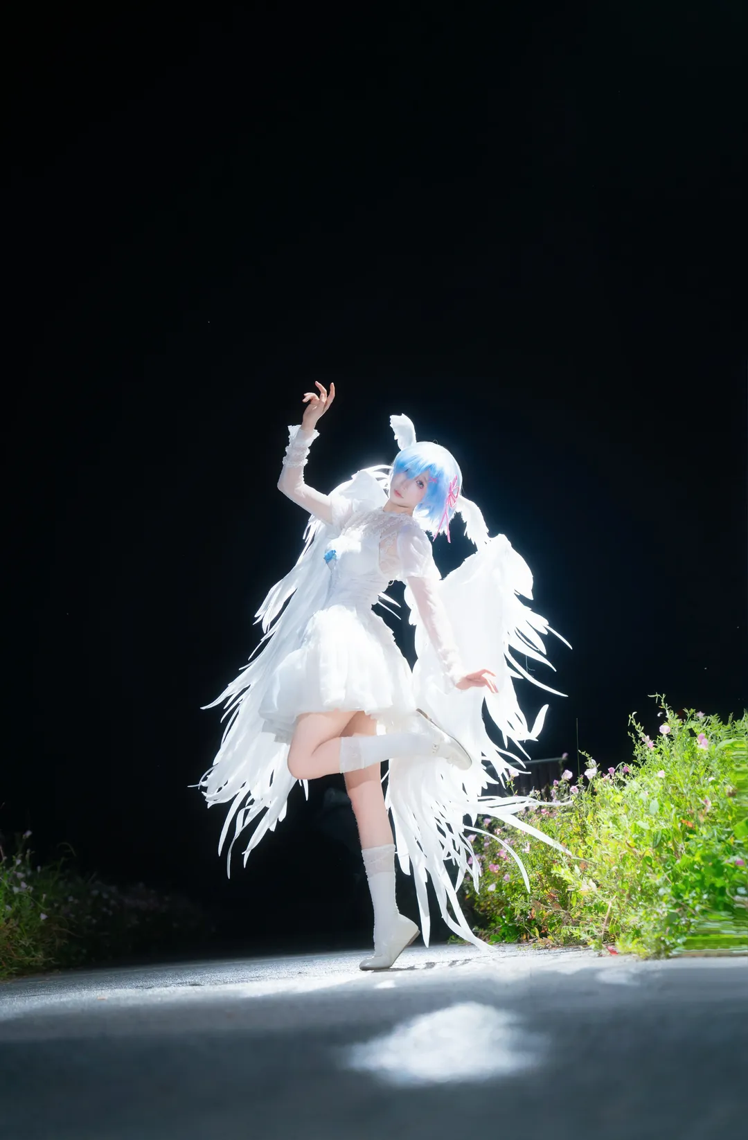 【蕾姆cos】夜色花海中的天使降临 - 第 1 张