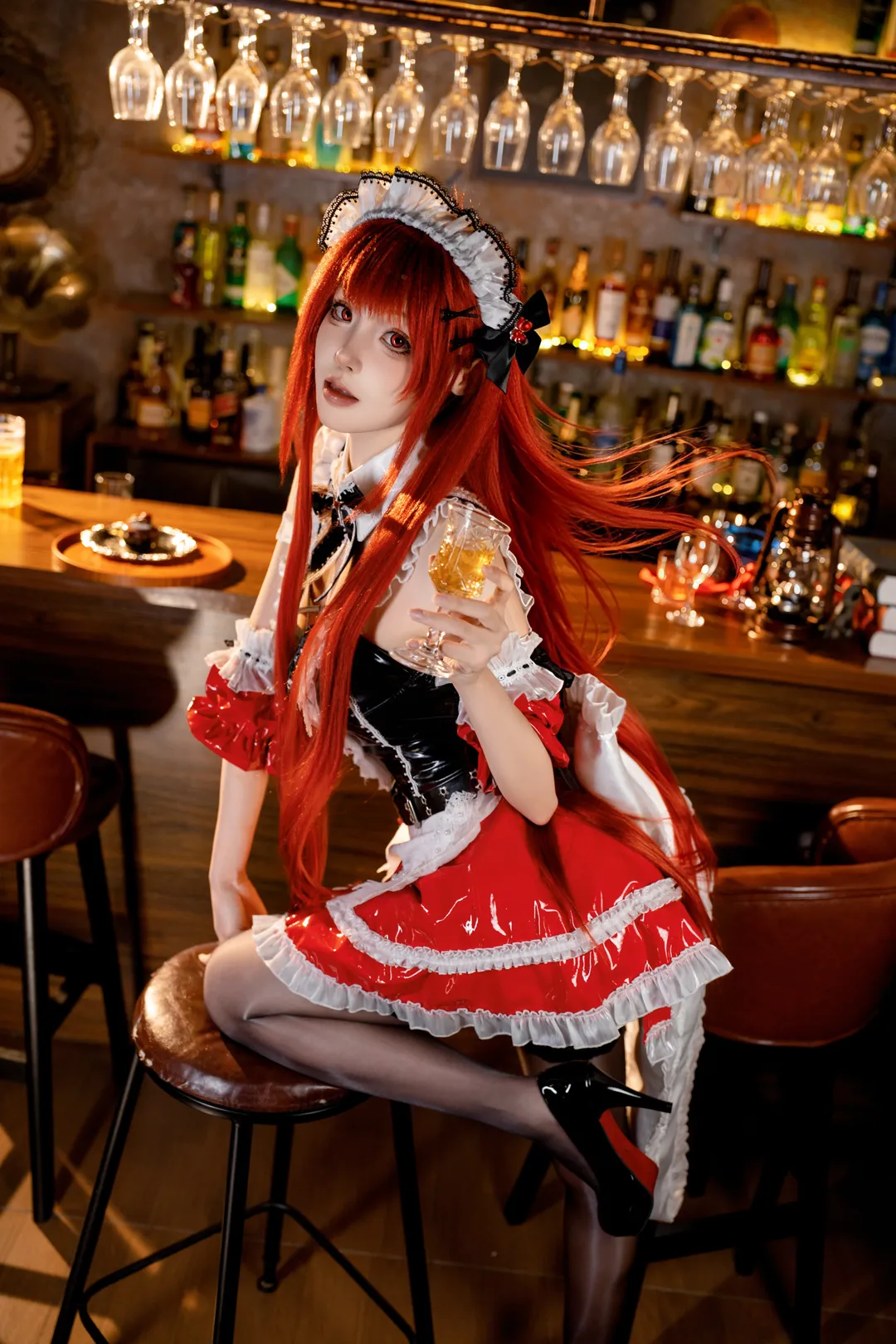 【拉毗cos】紅髮女僕降臨復古酒吧，光影與質感碰撞 - 第 4 張