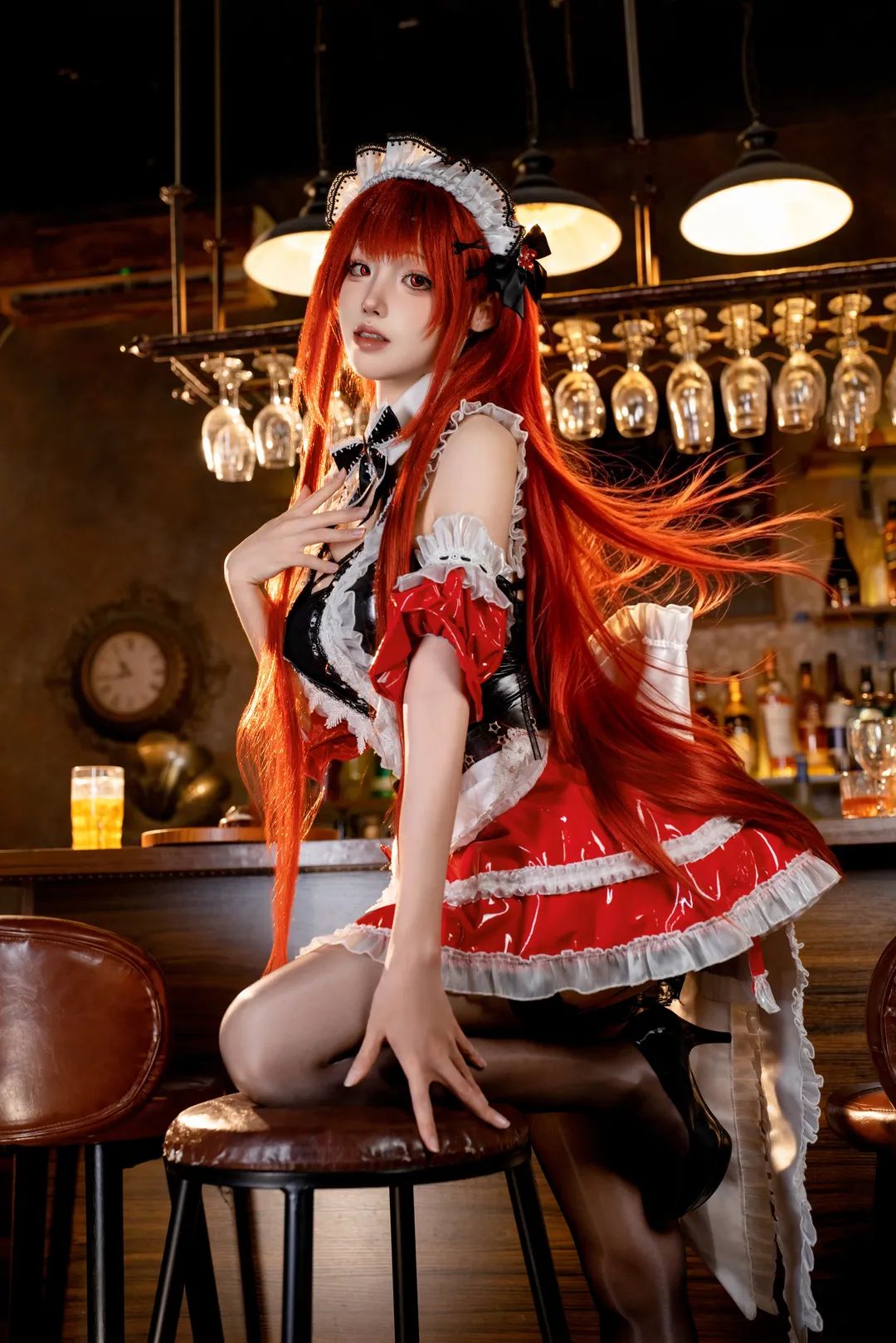 【拉毗cos】紅髮女僕降臨復古酒吧，光影與質感碰撞 - 第 6 張