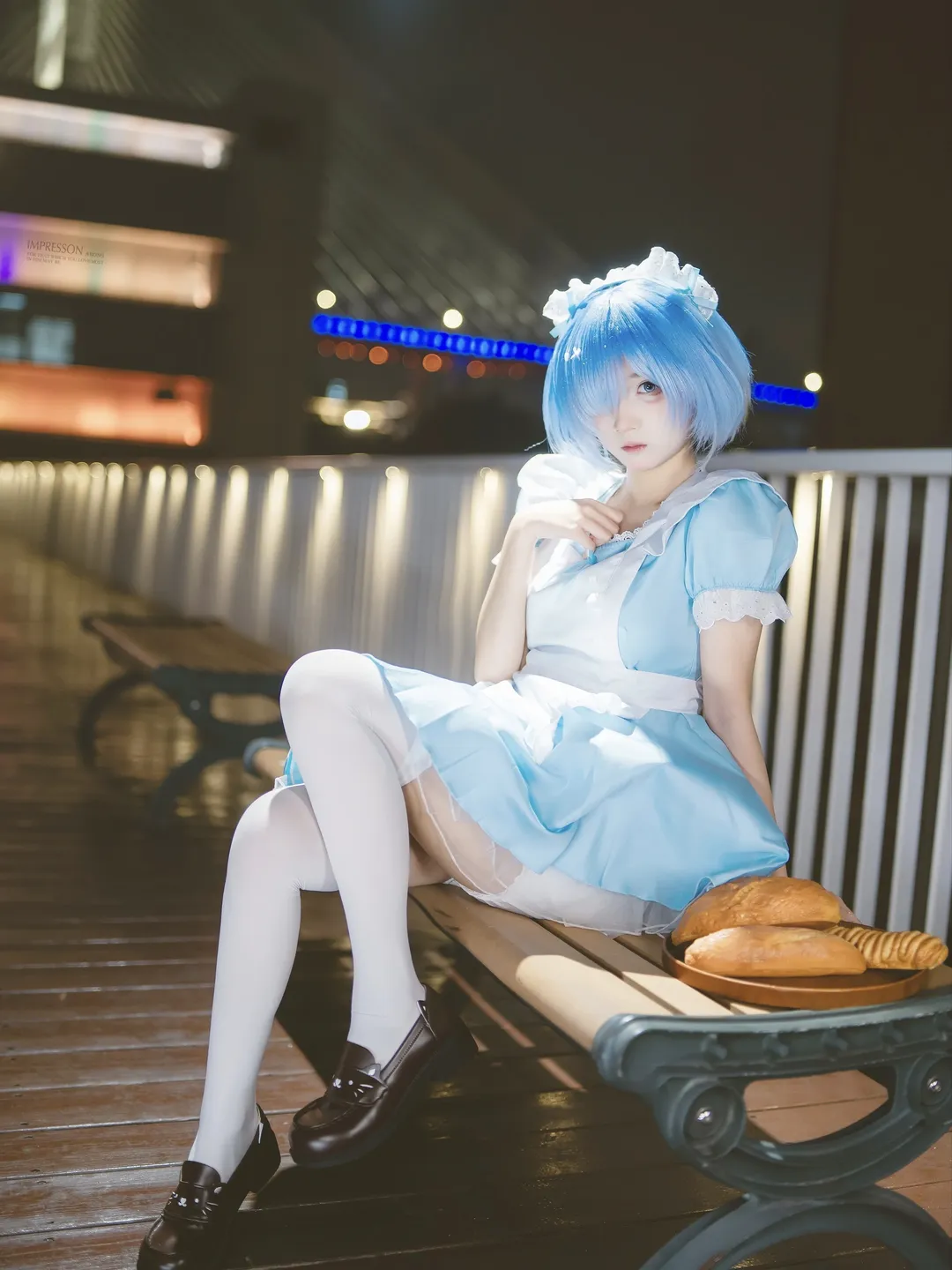 【蕾姆cos】夜色下的白丝女仆，来口面包吗 - 第 2 张