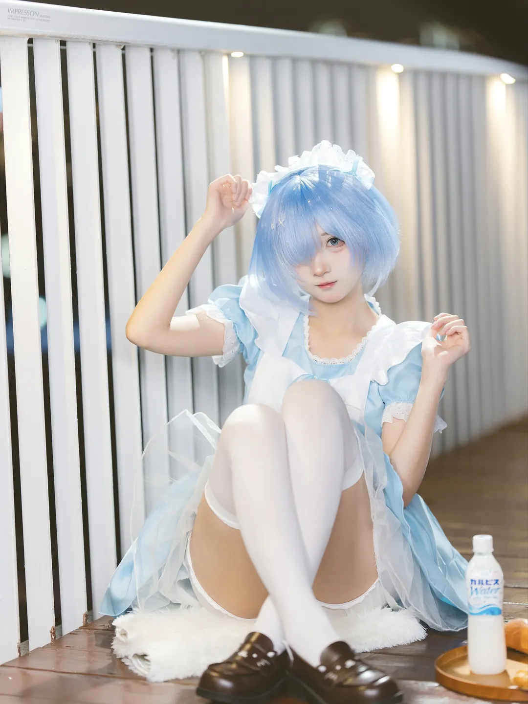 【蕾姆cos】夜色下的白丝女仆，来口面包吗 - 第 3 张