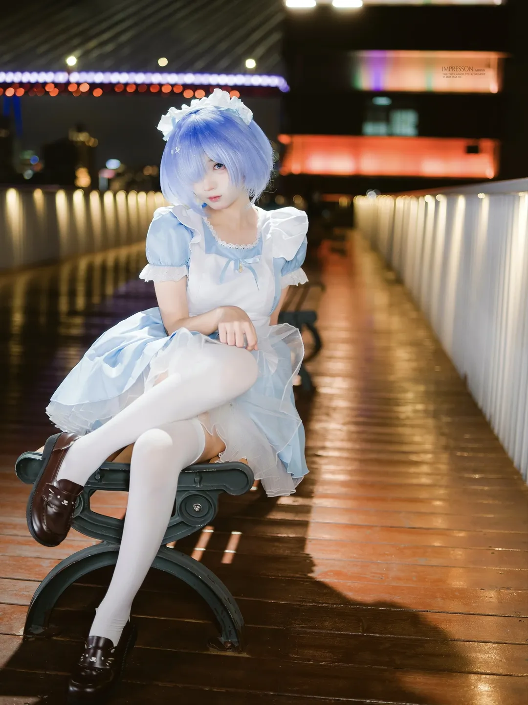 【蕾姆cos】夜色下的白丝女仆，来口面包吗 - 第 5 张