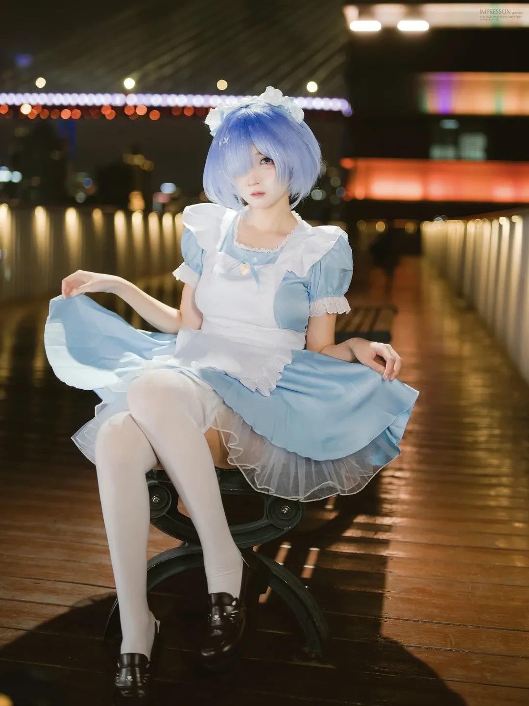 【蕾姆cos】夜色下的白丝女仆，来口面包吗 - 第 6 张