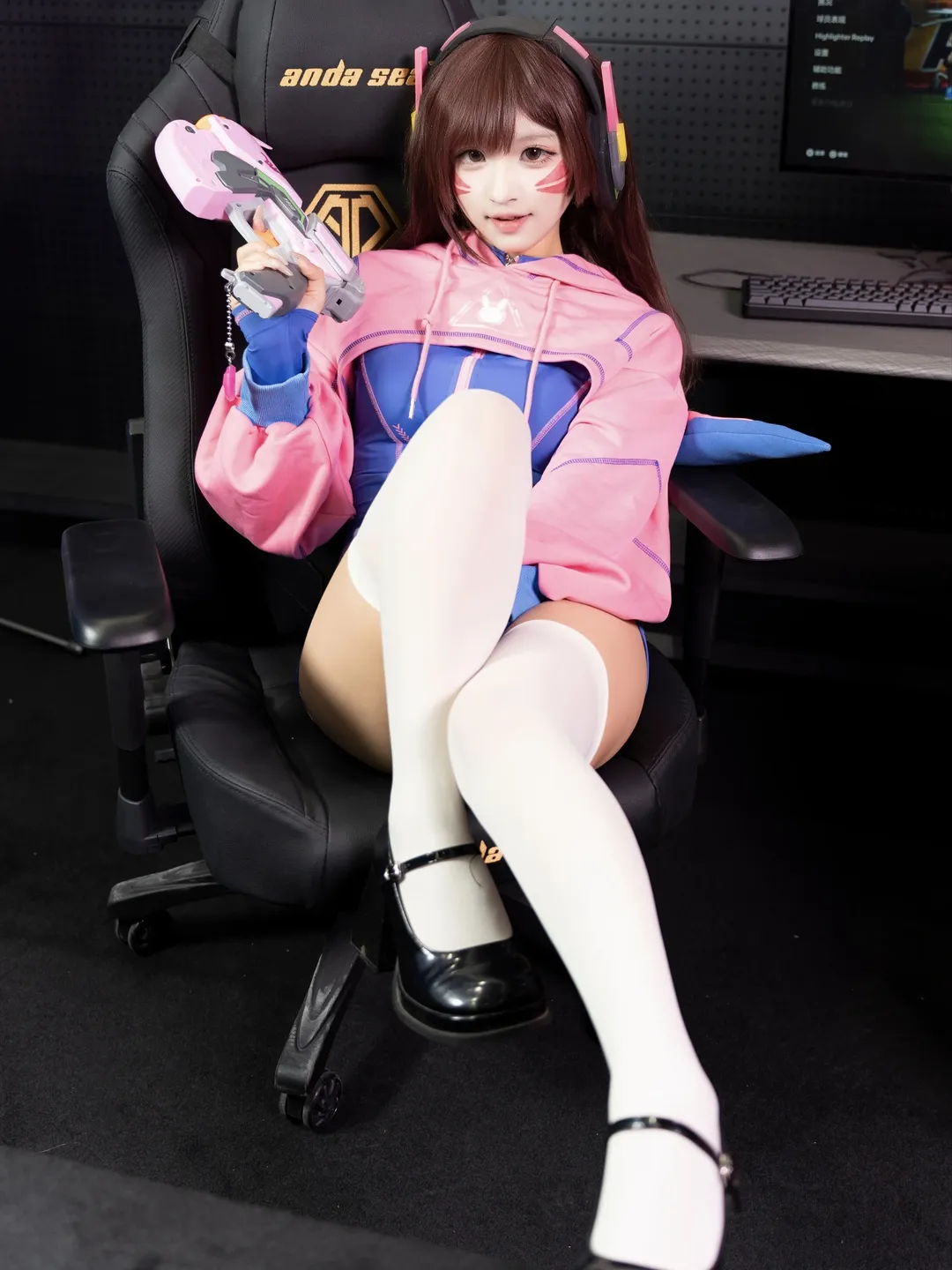 电竞房里的粉蓝战术少女风穿搭 - 第 1 张